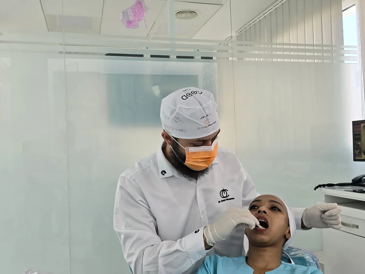 Dentiste avec une patiente au cabinet