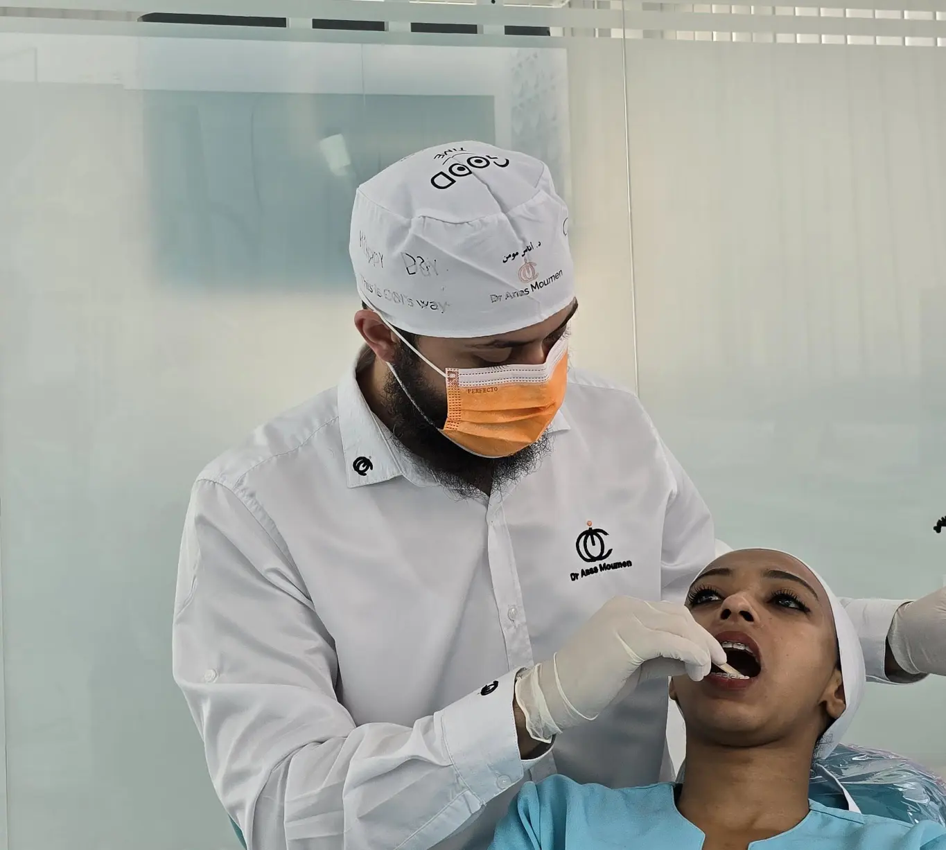 Dr Chiguer Redouane en soin avec une patiente à Tétouan